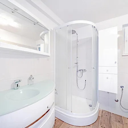 Lägenhet Stunning In With Wifi Broce